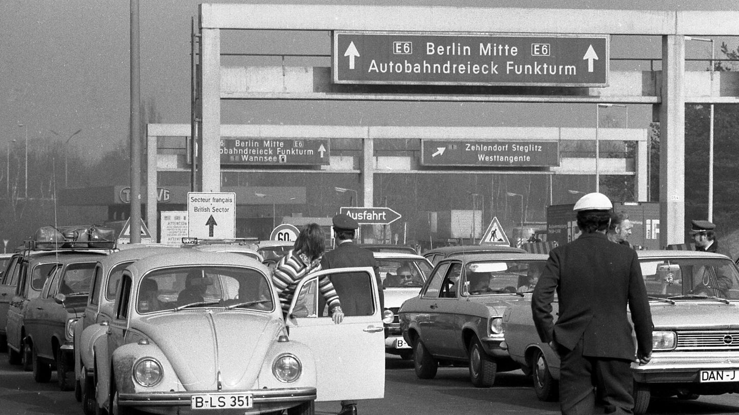 Polizeibeamte durchsuchen Autos auf der Autobahn am Kontrollpunkt Dreilinden