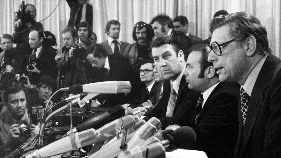 Nur wenige Stunden nach seiner Freilassung stellt sich Peter Lorenz (vorne) den Fragen der Journalisten