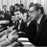 Nur wenige Stunden nach seiner Freilassung stellt sich Peter Lorenz (vorne) den Fragen der Journalisten