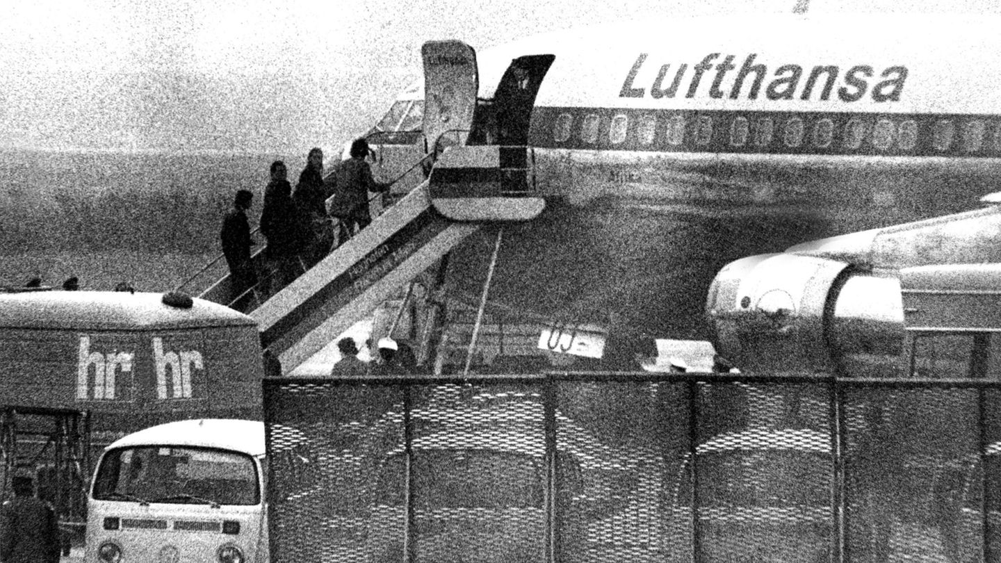 Live-Übertragung im Fernsehen: Die freigepressten Häftlinge besteigen die Lufthansa-Maschine