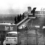 Live-Übertragung im Fernsehen: Die freigepressten Häftlinge besteigen die Lufthansa-Maschine