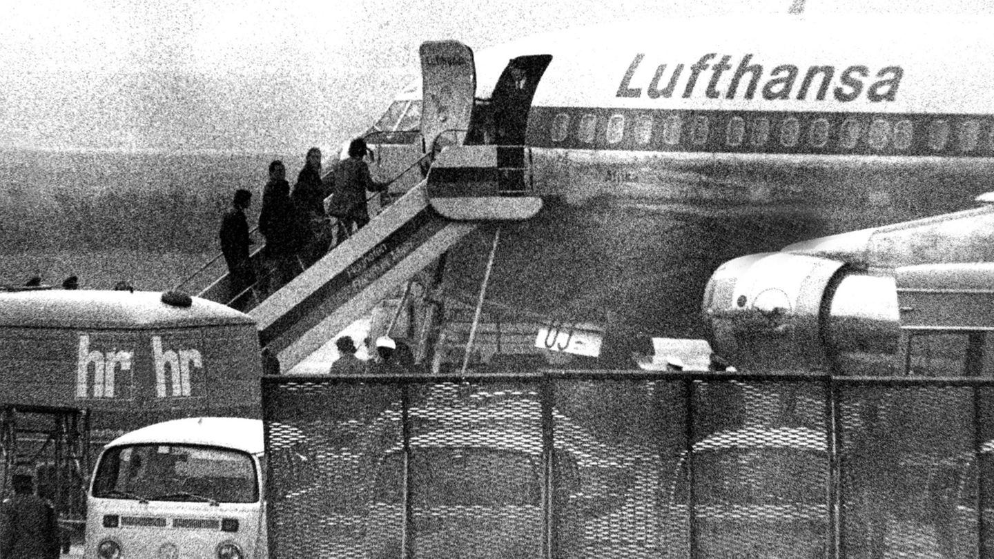 Live-Übertragung im Fernsehen: Die freigepressten Häftlinge besteigen die Lufthansa-Maschine