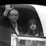 Berlins ehemaliger Bürgermeister, Pfarrer Heinrich Albertz, neben Gabriele Kröcher-Tiedemann, eine der fünf Haftentlassenen.