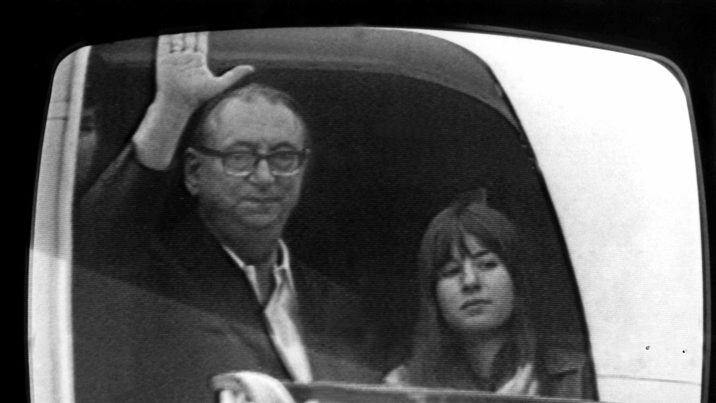 Berlins ehemaliger Bürgermeister, Pfarrer Heinrich Albertz, neben Gabriele Kröcher-Tiedemann, eine der fünf Haftentlassenen.