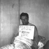 Das erste Foto des entführten Peter Lorenz zeigt ihn mit einem Pappschild um den Hals.