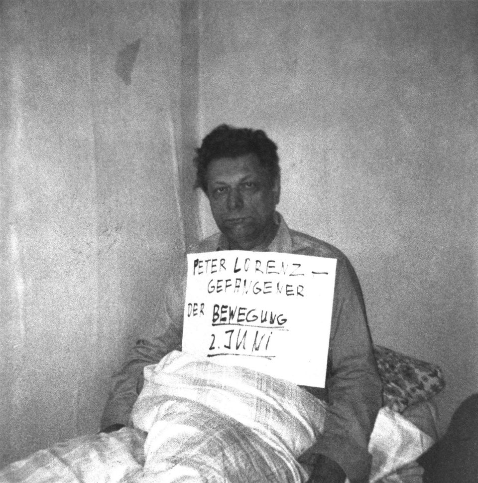 Das erste Foto des entführten Peter Lorenz zeigt ihn mit einem Pappschild um den Hals. Das erste Foto des entführten Peter Lorenz zeigt ihn mit einem Pappschild um den Hals.
