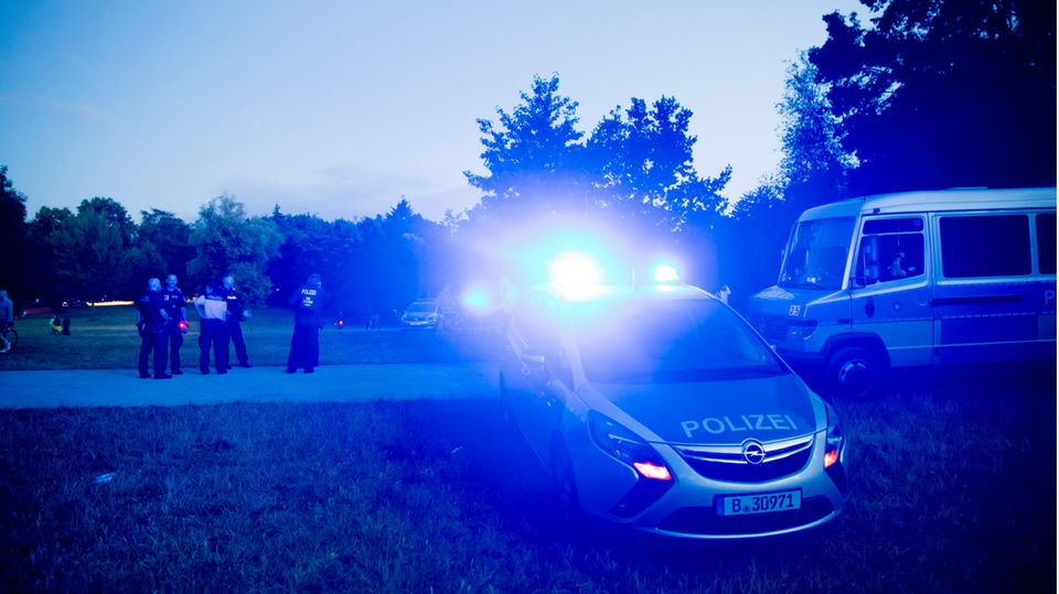 Polizeiwagen im Berliner Volkspark Hasenheide