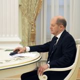 Olaf Scholz auf seiner Seite des Verhandlungstischs