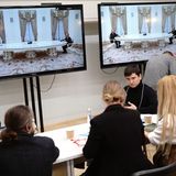 Journalisten verfolgen in einem Presseraum die Übertragung des Treffens.