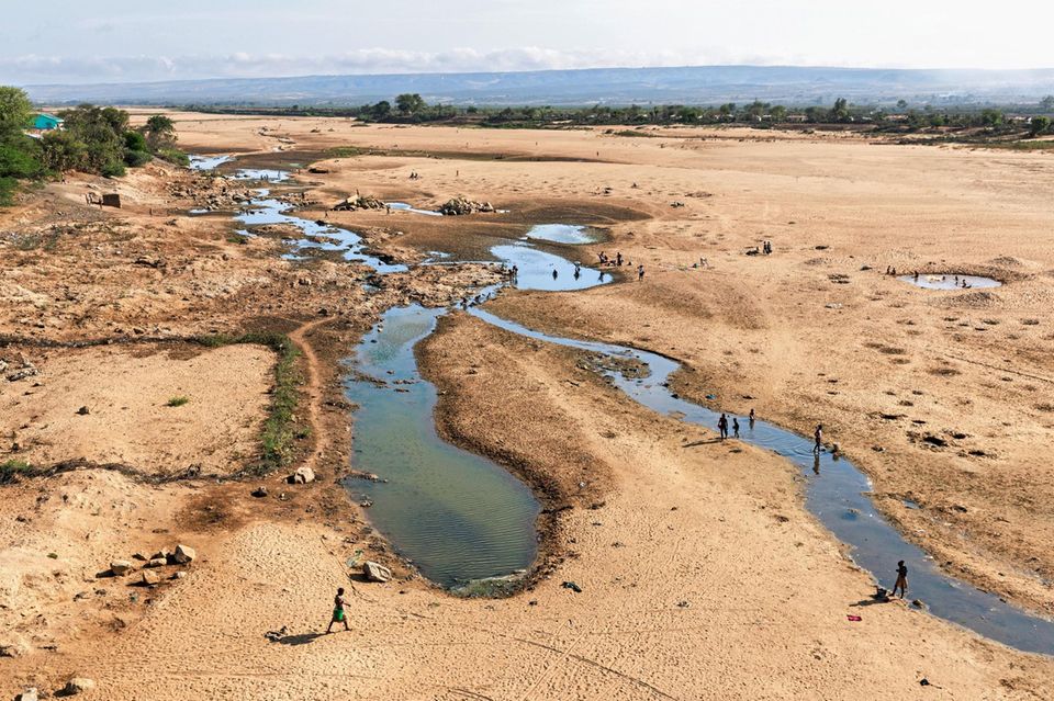 Aus Löchern im ausgetrockneten Flussbett schöpfen Bauern brackige Brühe – ihre einzige Wasserquelle