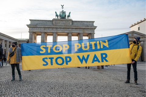 Demonstranten bei einer Anti-Putin-Kundgebung vor dem Brandenburger Tor in Berlin