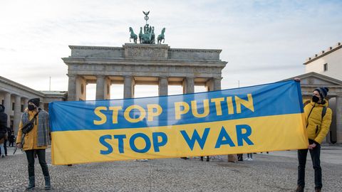 Demonstranten bei einer Anti-Putin-Kundgebung vor dem Brandenburger Tor in Berlin