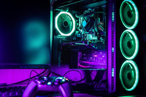 Gaming-PC-Gehäuse: Ein Gaming-PC-Gehäuse steht auf einem Schreibtisch.
