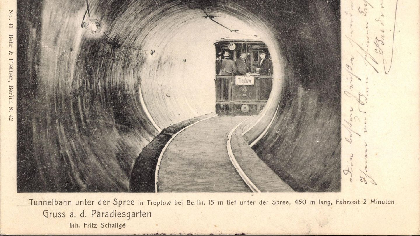 Eine U-Bahn fährt durch einen Tunnel