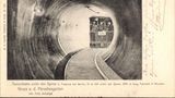 Eine U-Bahn fährt durch einen Tunnel