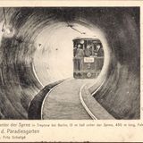 Eine U-Bahn fährt durch einen Tunnel