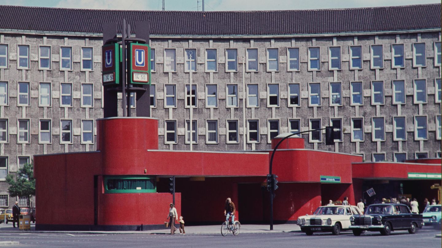 Der markante U-Bahnhof Fehrbelliner Platz in Wilmersdorf. Die Linien U3 und U7 haben hier ihre Stationen. Der U-Bahnhof der U7 wurde 1971 eröffnet. 
