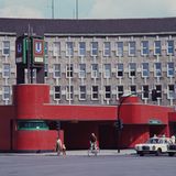 Der markante U-Bahnhof Fehrbelliner Platz in Wilmersdorf. Die Linien U3 und U7 haben hier ihre Stationen. Der U-Bahnhof der U7 wurde 1971 eröffnet. 