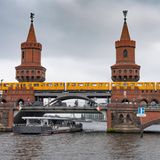 Auf der Oberbaumbrücke in Berlin fährt eine Bahn der Linie U1