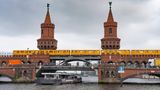 Auf der Oberbaumbrücke in Berlin fährt eine Bahn der Linie U1
