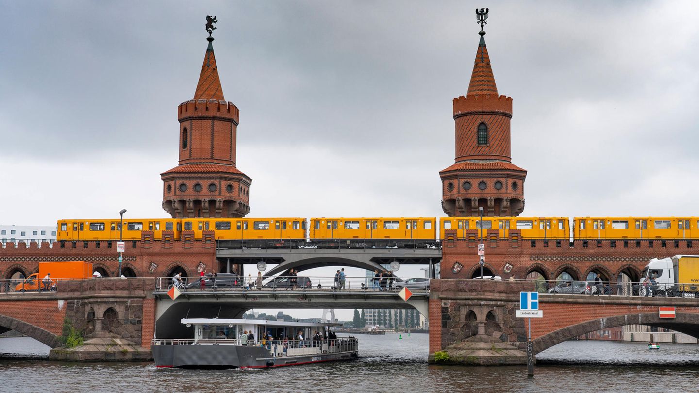 Auf der Oberbaumbrücke in Berlin fährt eine Bahn der Linie U1
