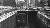 Trotz starker Beschädigungen während des Krieges ist der größte Teil der Berliner U-Bahn im Februar 1946 wieder in Betrieb. In Teilen unter freien Himmel, wie hier vor der Ruine der Kaiser-Wilhelm-Gedächtniskirche.