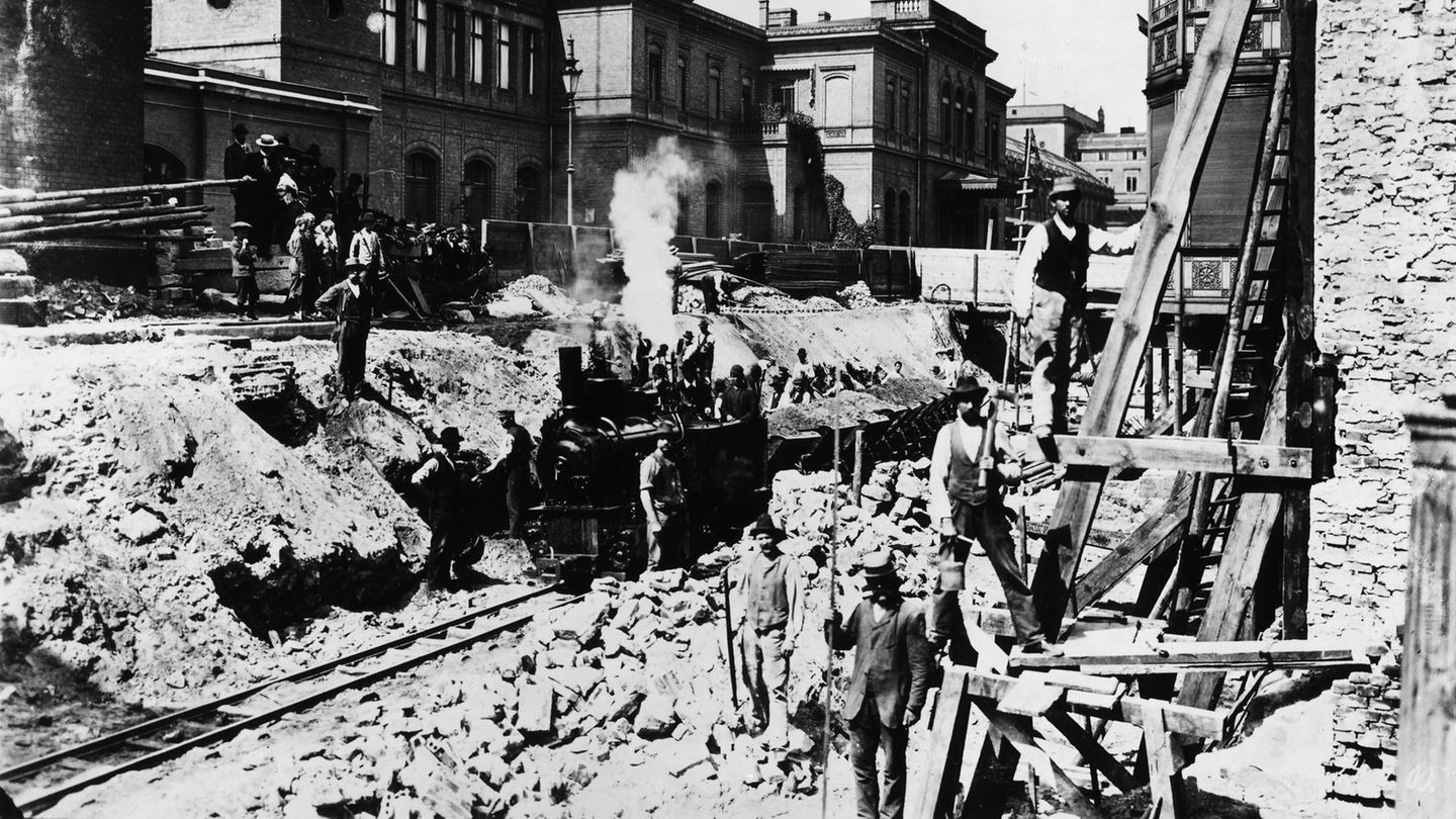 So ging alles los: Dieses Foto, das um 1896 aufgenommen wurde, zeigt Ausschachtungsarbeiten am Potsdamer Bahnhof. Baubeginn der U-Bahn in Berlin war im Jahr 1896. 