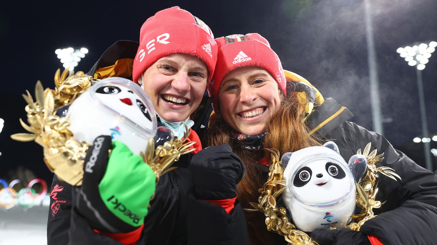 Gold im Langlauf-Teamsprint: Victoria Carl (l.) und Katharina Hennig