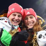 Gold im Langlauf-Teamsprint: Victoria Carl (l.) und Katharina Hennig