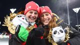 Gold im Langlauf-Teamsprint: Victoria Carl (l.) und Katharina Hennig