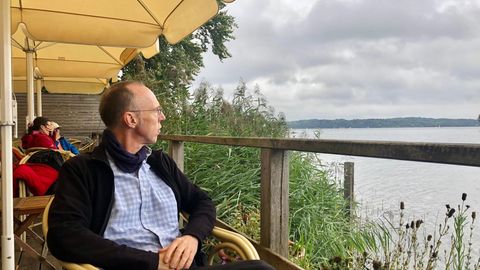 Stern-Autor Kester Schlenz in einem Gasthaus am Kellersee