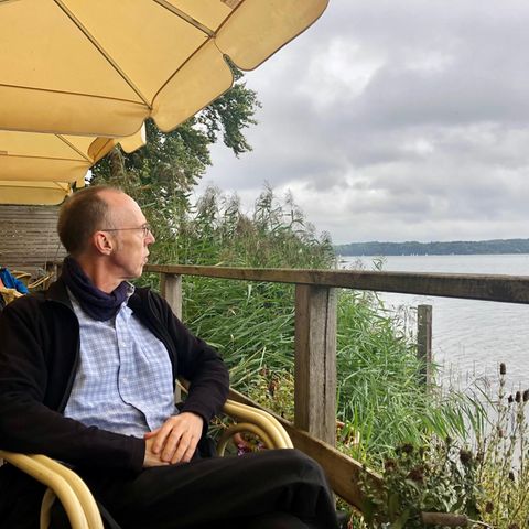 Stern-Autor Kester Schlenz in einem Gasthaus am Kellersee