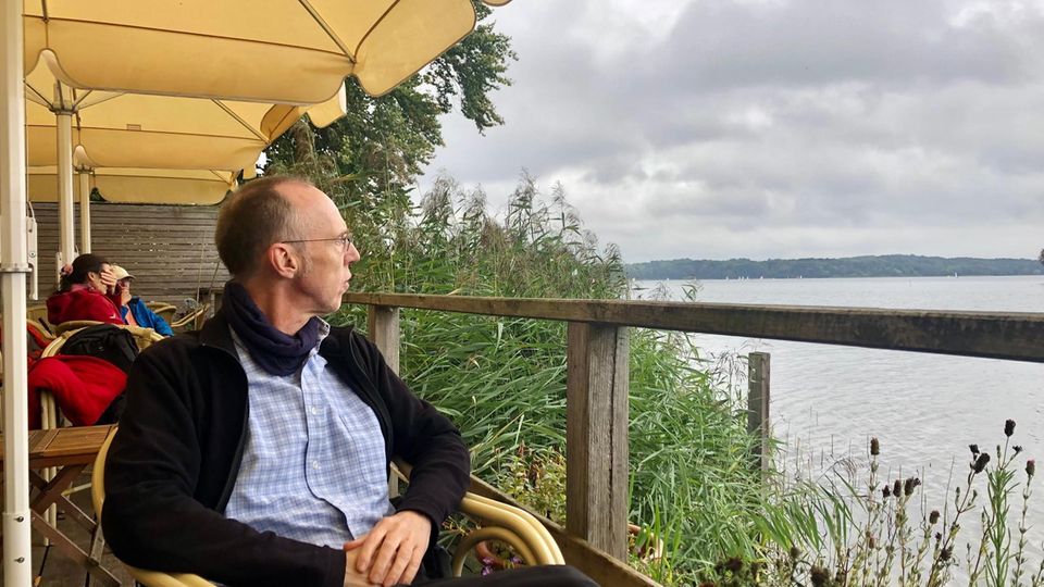 Stern-Autor Kester Schlenz in einem Gasthaus am Kellersee