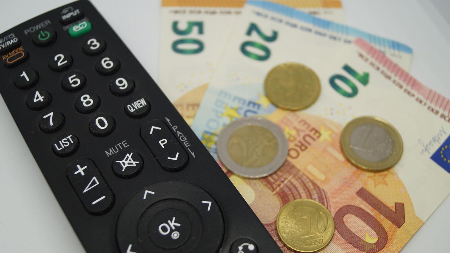 Eine Fernbedienung liegt auf Geld
