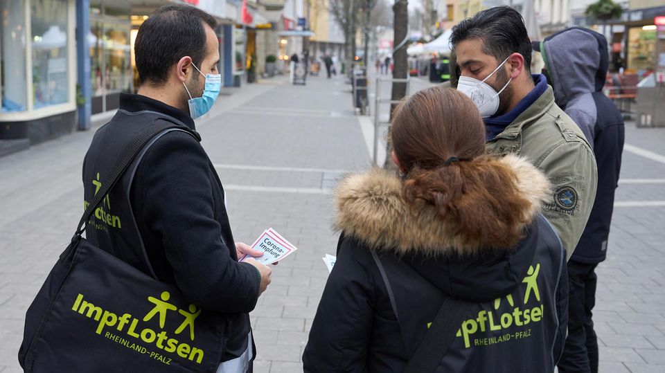 Impflotsen sprechen mit Passanten und informieren über die Corona-Schutzimpfung