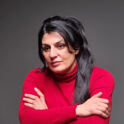 Vor zwei Jahren verlor Serpil Unvar ihren Sohn Ferhat beim Attentat von Hanau. Heute bekämpft sie den Rassismus an Schulen. Unvar hat eine Bildungsinitiative gegründet, die den Namen ihres Sohnes trägt