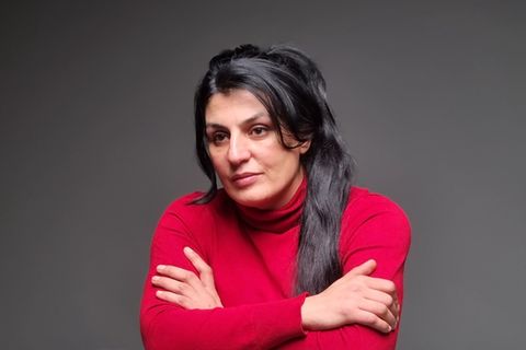Vor zwei Jahren verlor Serpil Unvar ihren Sohn Ferhat beim Attentat von Hanau. Heute bekämpft sie den Rassismus an Schulen. Unvar hat eine Bildungsinitiative gegründet, die den Namen ihres Sohnes trägt