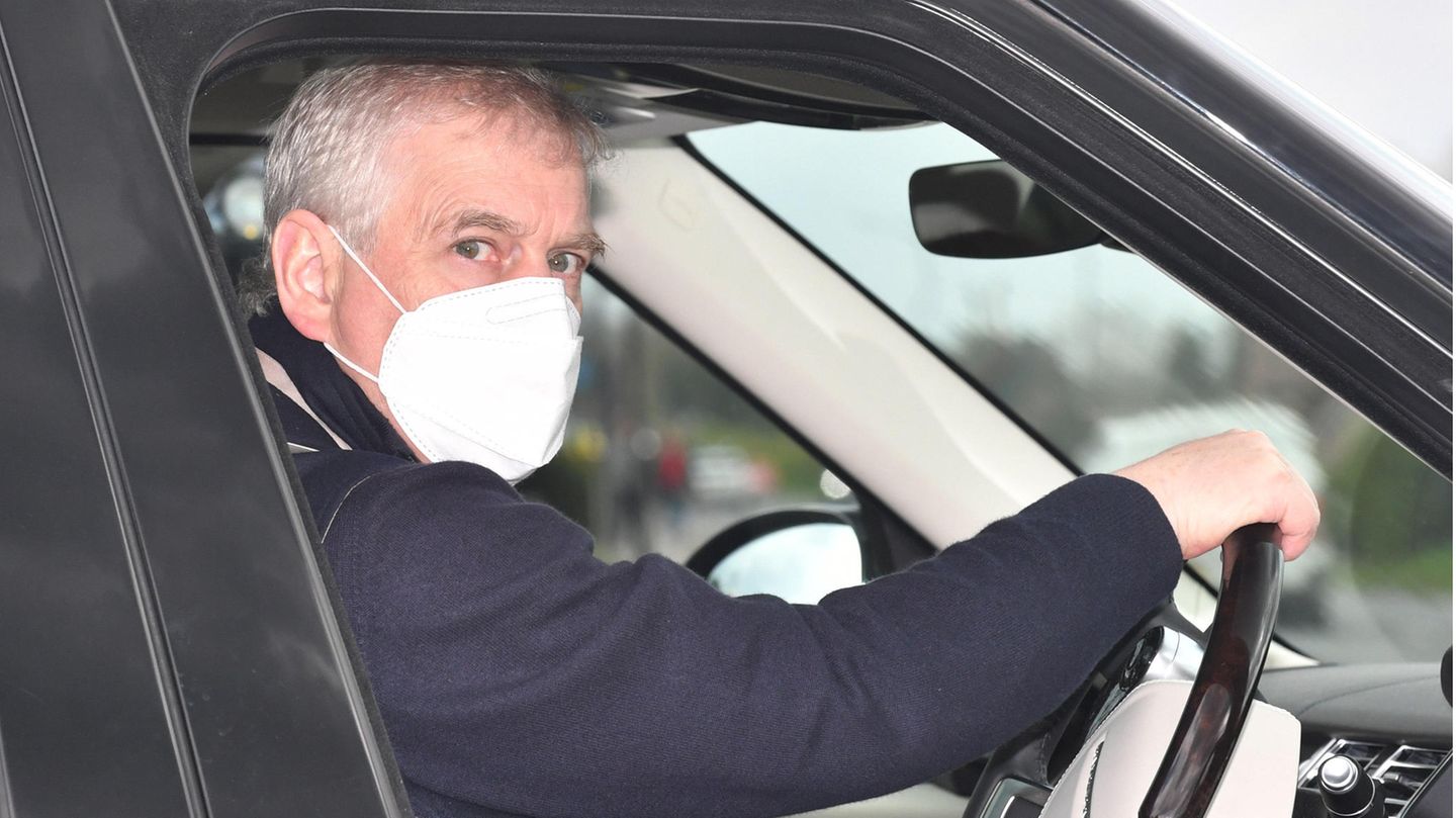 Urteil gegen Prinz Andrew Prinz Andrew mit Maske am Steuer eines Wagens