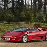 Der Lamborghini Diablo wurde von 1990 bis 2001 gebaut. Als er auf den Markt kam, galt er als schnellstes Serienfahrzeug der Welt. Anfang der Neunziger wurde er mit einem V12-Motor und einer Leistung von 492 PS ausgeliefert. Ein Exemplar aus dieser Zeit kostet heute mindestens 200.000 Euro. 