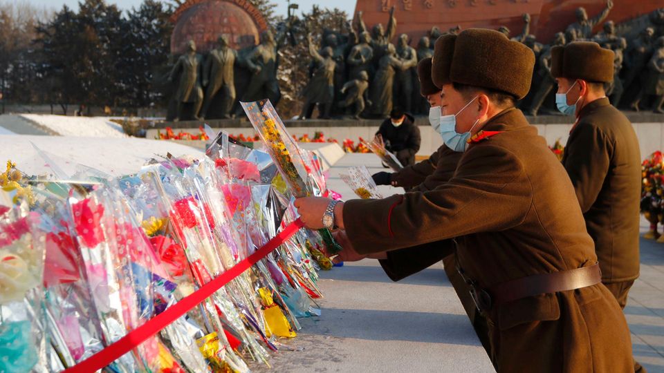 Nordkorea: Kim Jong Un lässt Geburtstag seines Vaters feiern Nordkorea, Pyongyang: Angehörige der Koreanischen Volksarmee legen Blumensträuße nieder