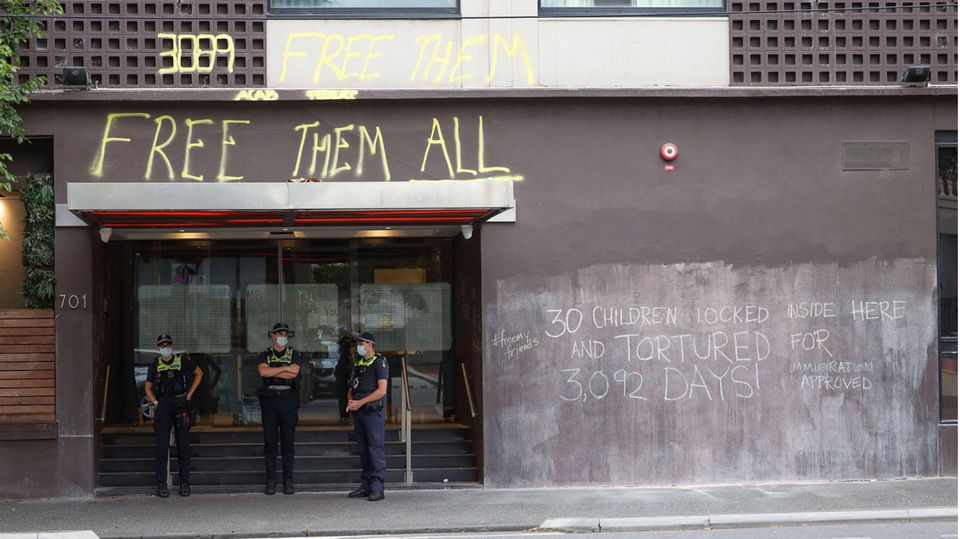 "Befreit sie alle" steht an der Fassade eines Abschiebehotels in Melbourne, Australien