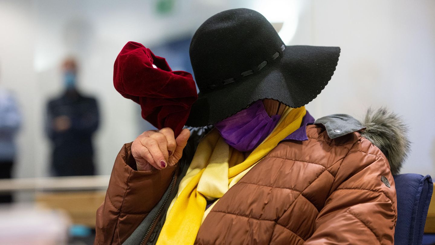 In einem Berufungsprozess sitzt die heute 79-Jährige Angeklagte im Landgericht Arnsberg