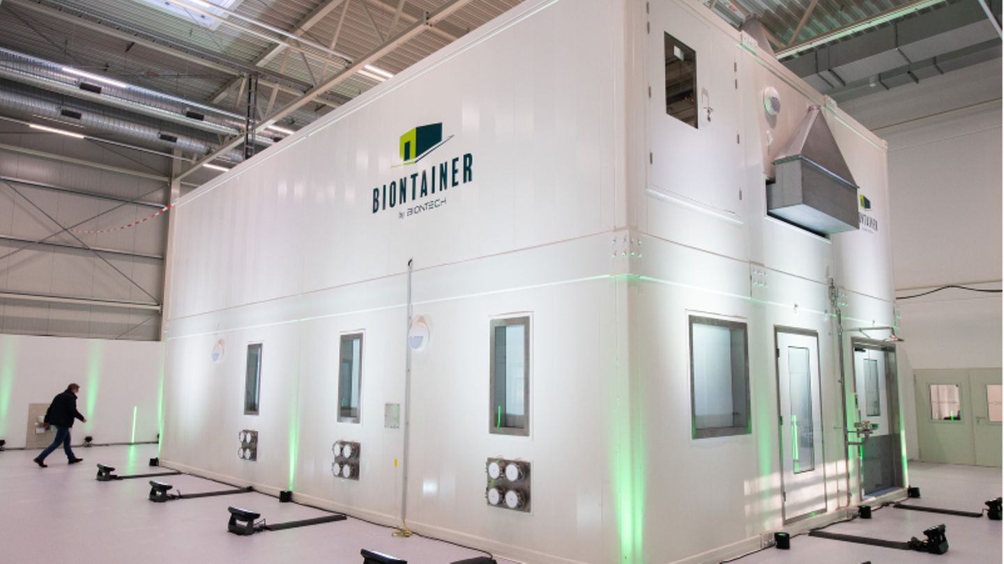 "Biontainer" steht in einer Produktionshalle des Pharma-Unternehmens Biontech in Marburg.