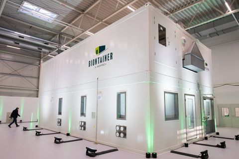 "Biontainer" steht in einer Produktionshalle des Pharma-Unternehmens Biontech in Marburg.