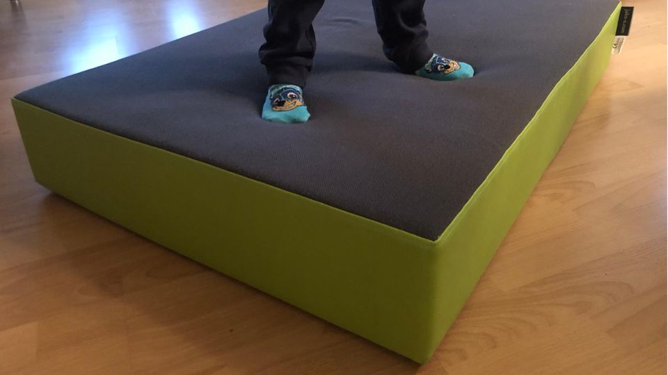 Hüpfmatratzen für Kinder: Kind steht auf einem Hüpfpolster