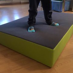 Hüpfmatratzen für Kinder: Kind steht auf einem Hüpfpolster