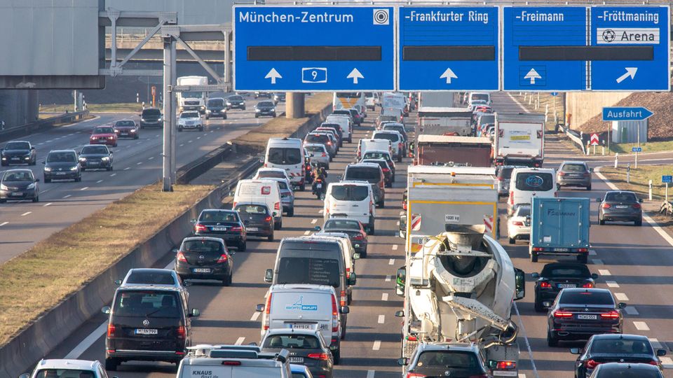 Das kennen die deutschen Autofahrer nur zu gut: ein Stau auf der A9 bei München
