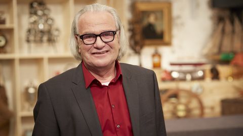 Albert Maier schaut im Studio von Bares für Rares in die Kamera