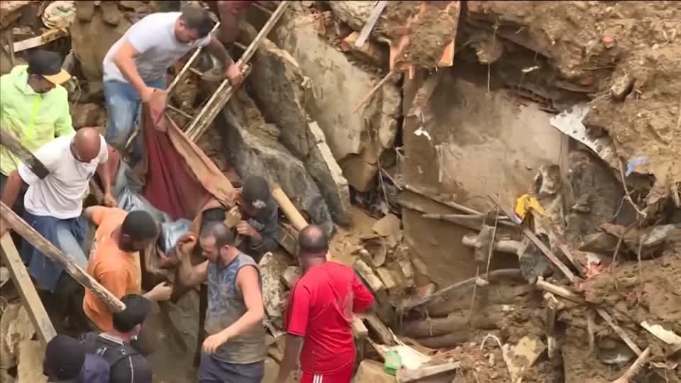 Video: Brasilien: Retter bergen Körper aus Trümmern Video: Brasilien: Retter bergen Körper aus Trümmern