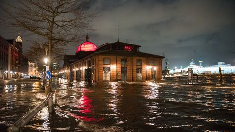 Der Hamburger Fischmarkt ist überschwemmt